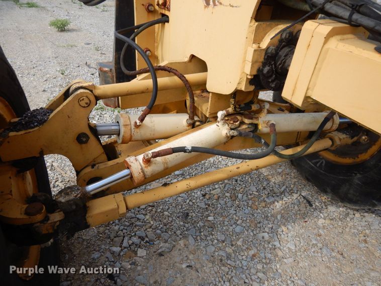 image for item JL9961 2004 Champion 720A Series III  motor grader