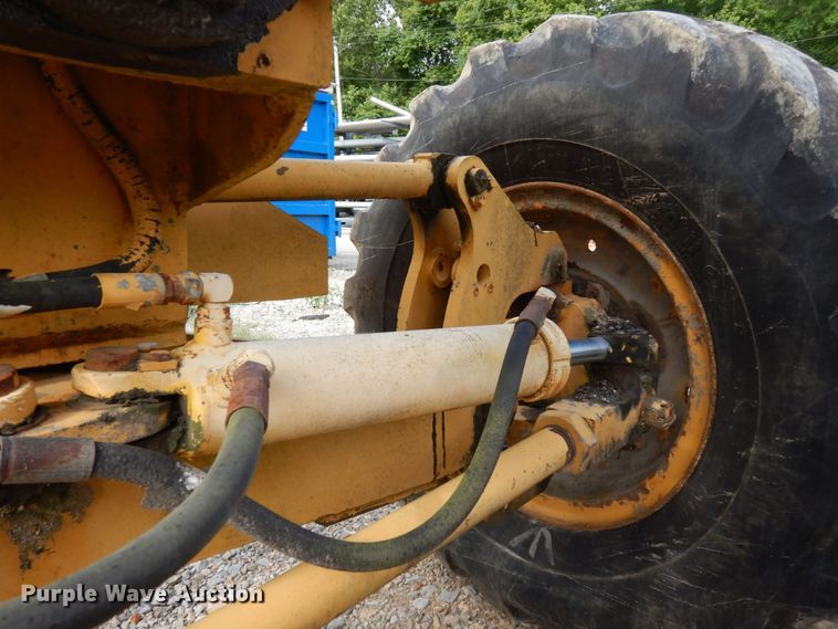 image for item JL9961 2004 Champion 720A Series III  motor grader