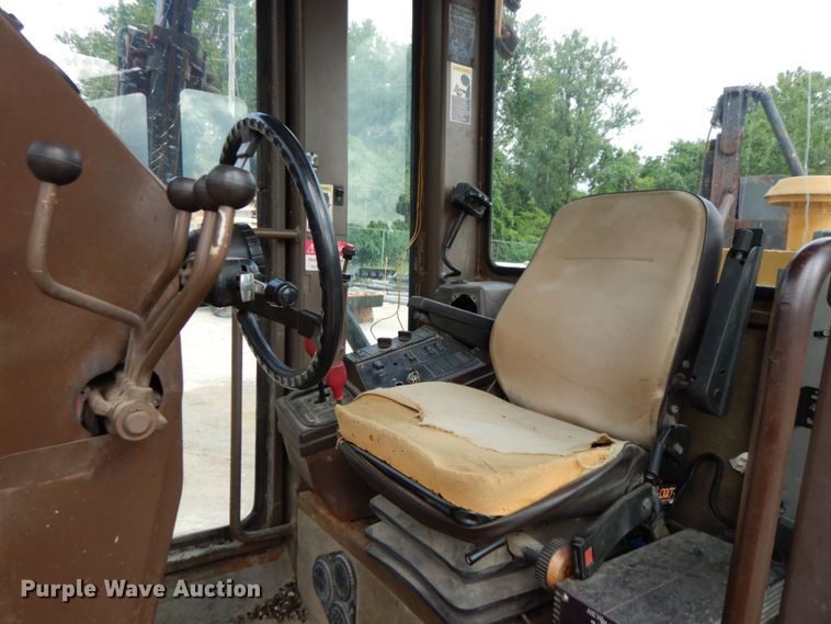 image for item JL9961 2004 Champion 720A Series III  motor grader