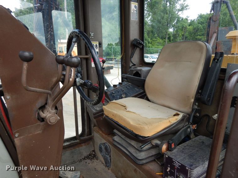 image for item JL9961 2004 Champion 720A Series III  motor grader