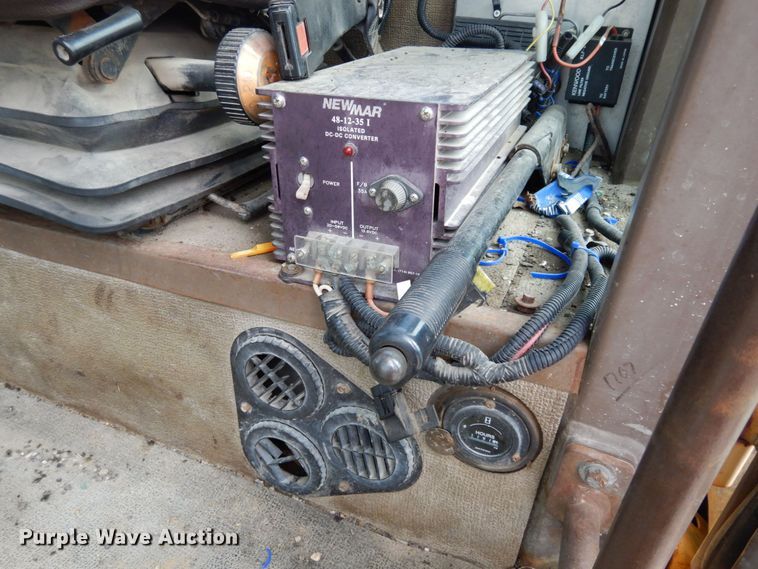 image for item JL9961 2004 Champion 720A Series III  motor grader