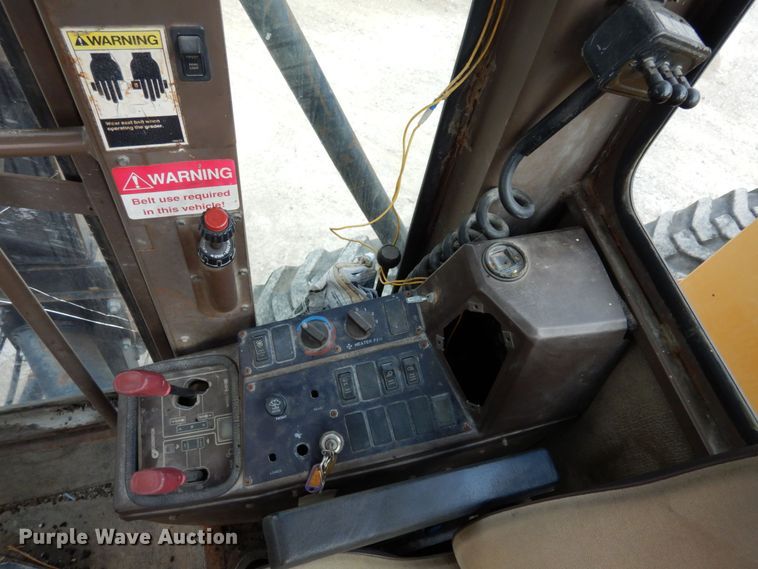 image for item JL9961 2004 Champion 720A Series III  motor grader