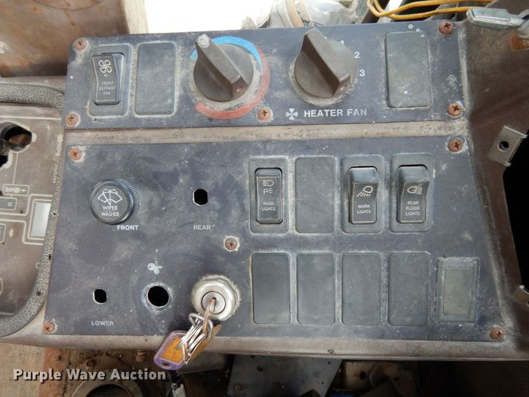 image for item JL9961 2004 Champion 720A Series III  motor grader