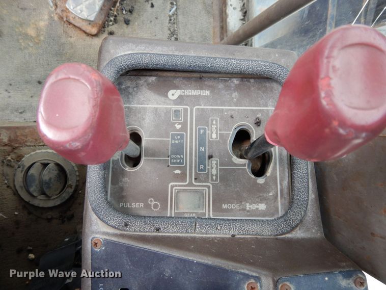 image for item JL9961 2004 Champion 720A Series III  motor grader