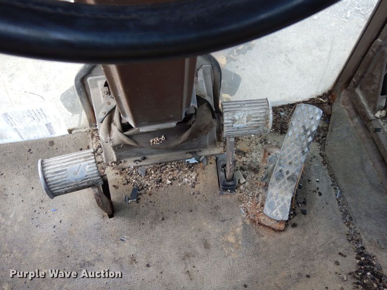 image for item JL9961 2004 Champion 720A Series III  motor grader