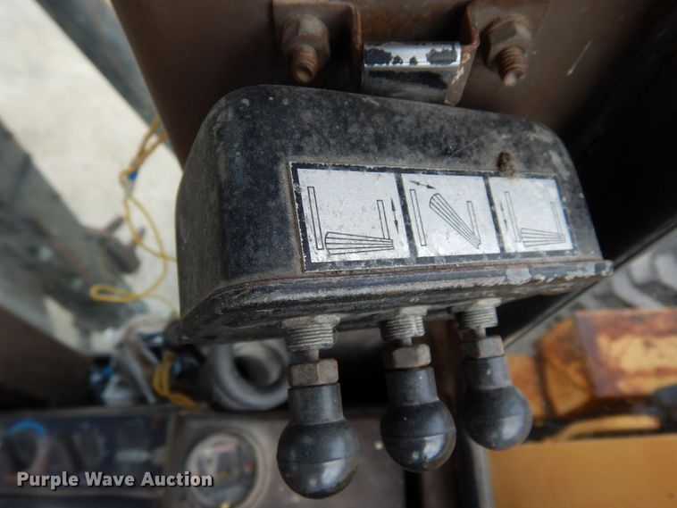 image for item JL9961 2004 Champion 720A Series III  motor grader