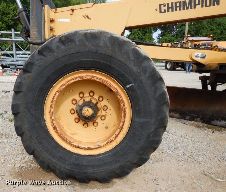 image for item JL9961 2004 Champion 720A Series III  motor grader