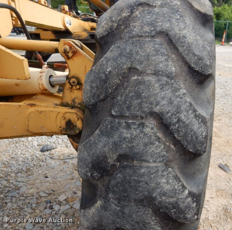 image for item JL9961 2004 Champion 720A Series III  motor grader