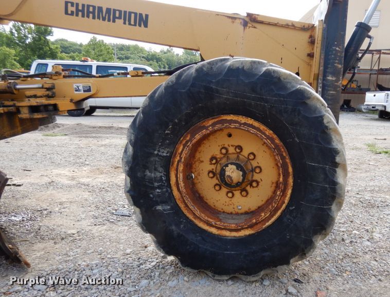 image for item JL9961 2004 Champion 720A Series III  motor grader