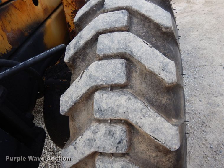 image for item JL9961 2004 Champion 720A Series III  motor grader