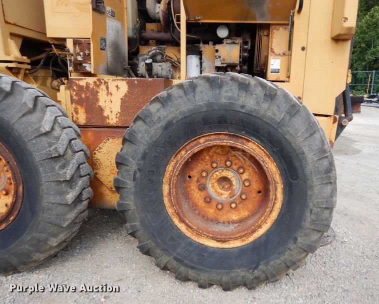 image for item JL9961 2004 Champion 720A Series III  motor grader