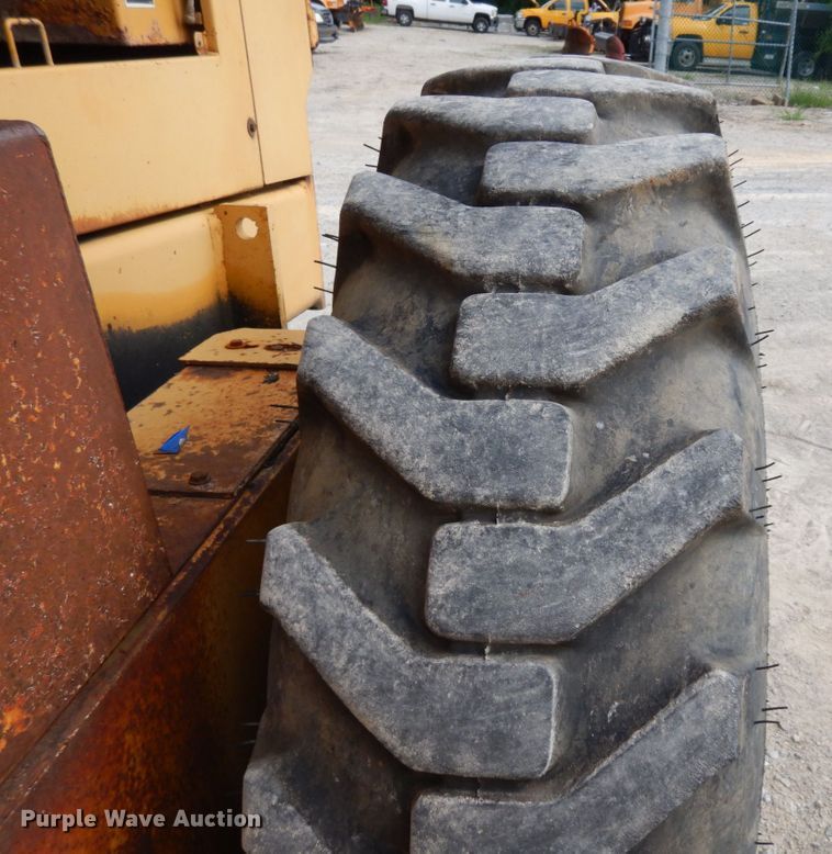 image for item JL9961 2004 Champion 720A Series III  motor grader