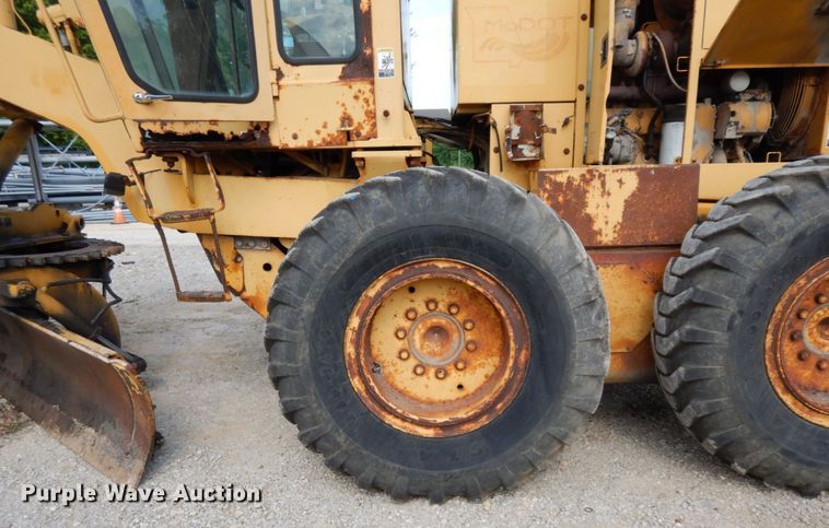 image for item JL9961 2004 Champion 720A Series III  motor grader