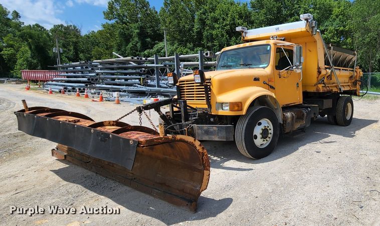 image for item JL9964 2002 International 4900  dump truck