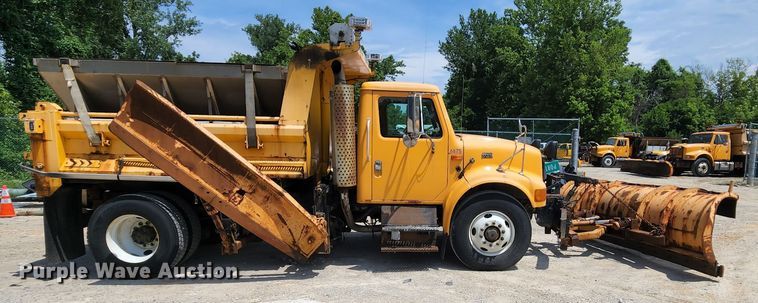 image for item JL9964 2002 International 4900  dump truck