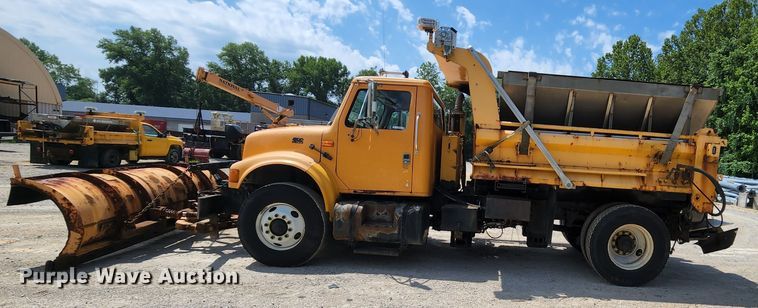 image for item JL9964 2002 International 4900  dump truck