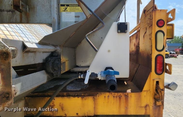 image for item JL9964 2002 International 4900  dump truck