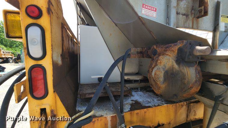 image for item JL9964 2002 International 4900  dump truck