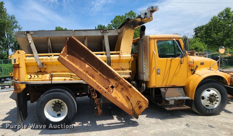 image for item JL9964 2002 International 4900  dump truck