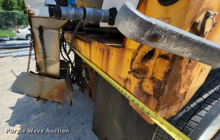 image for item JL9964 2002 International 4900  dump truck