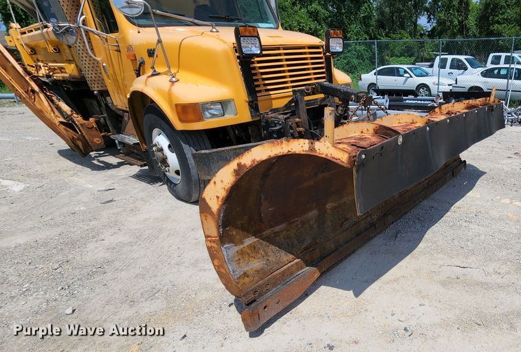 image for item JL9964 2002 International 4900  dump truck