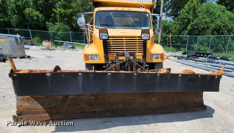 image for item JL9964 2002 International 4900  dump truck