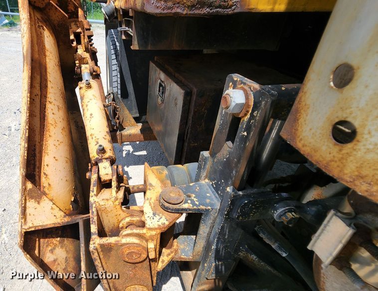 image for item JL9964 2002 International 4900  dump truck