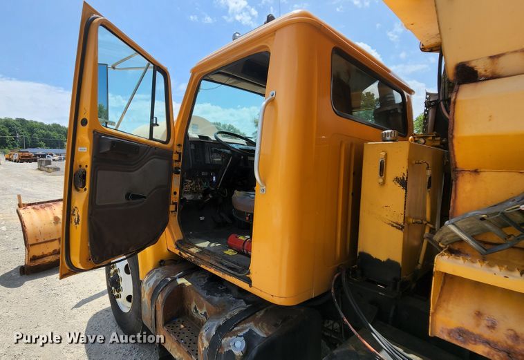 image for item JL9964 2002 International 4900  dump truck