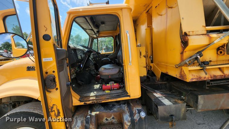 image for item JL9964 2002 International 4900  dump truck