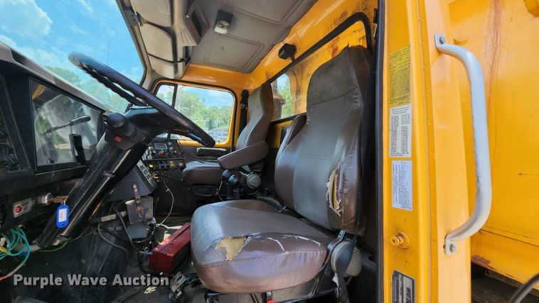 image for item JL9964 2002 International 4900  dump truck