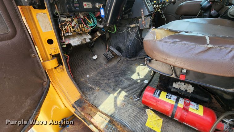 image for item JL9964 2002 International 4900  dump truck