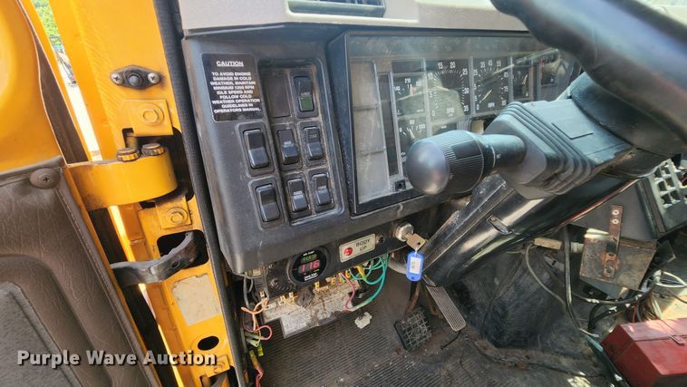 image for item JL9964 2002 International 4900  dump truck