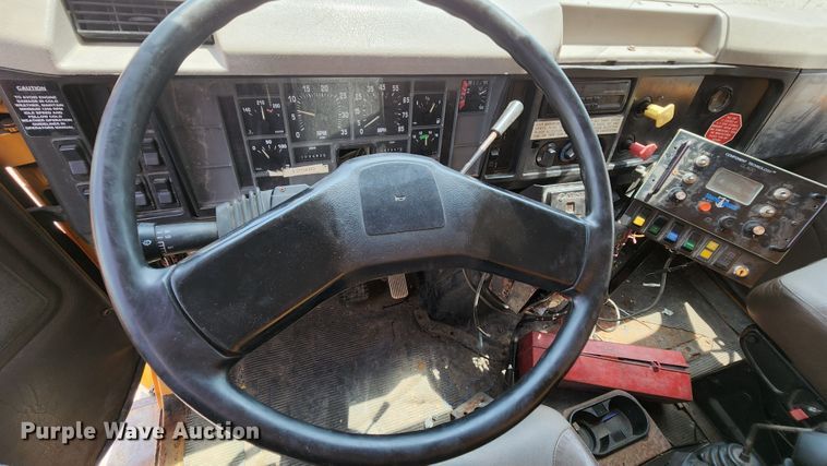 image for item JL9964 2002 International 4900  dump truck