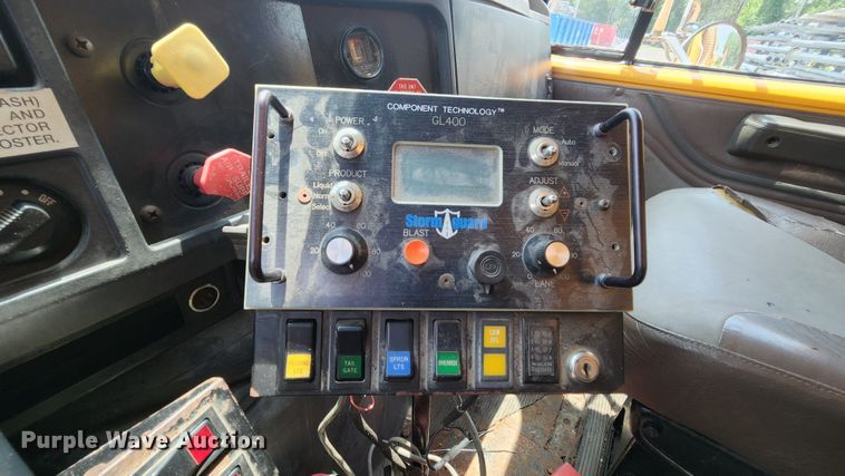 image for item JL9964 2002 International 4900  dump truck