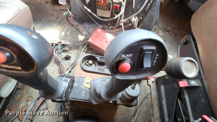 image for item JL9964 2002 International 4900  dump truck