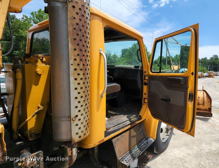 image for item JL9964 2002 International 4900  dump truck