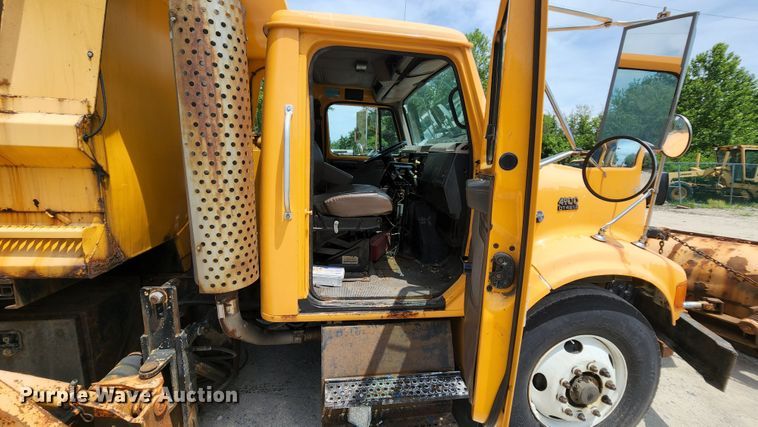 image for item JL9964 2002 International 4900  dump truck