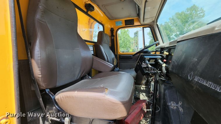 image for item JL9964 2002 International 4900  dump truck