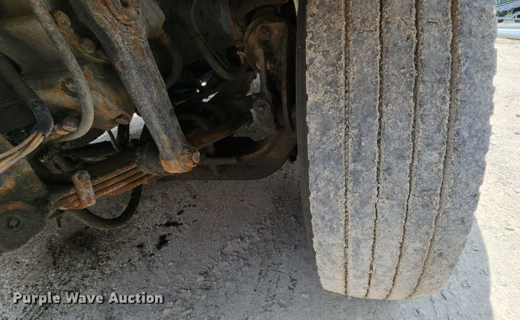 image for item JL9964 2002 International 4900  dump truck