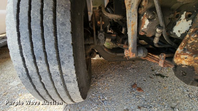 image for item JL9964 2002 International 4900  dump truck