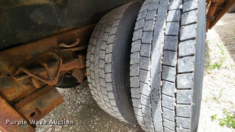 image for item JL9964 2002 International 4900  dump truck