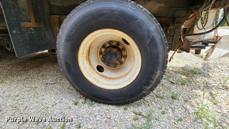 image for item JL9964 2002 International 4900  dump truck