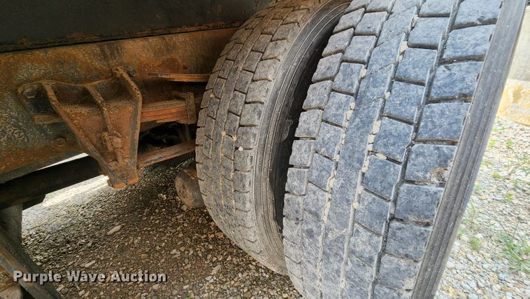 image for item JL9964 2002 International 4900  dump truck