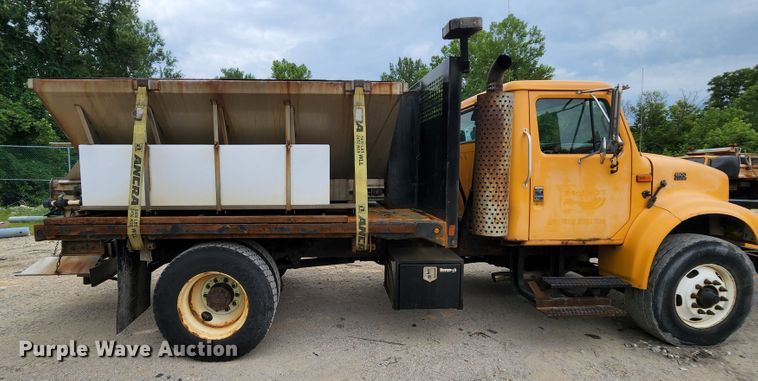 image for item JL9965 2002 International 4900  dump truck