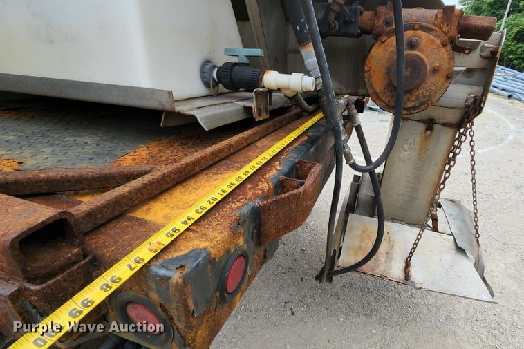 image for item JL9965 2002 International 4900  dump truck