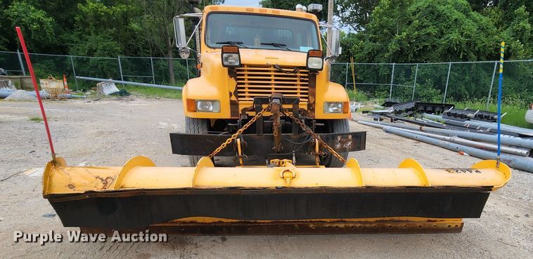 image for item JL9965 2002 International 4900  dump truck