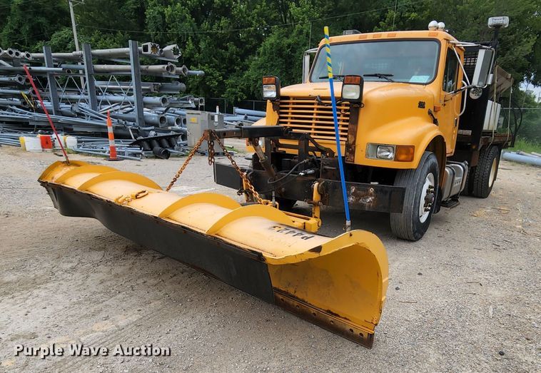 image for item JL9965 2002 International 4900  dump truck