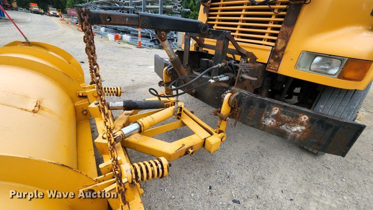 image for item JL9965 2002 International 4900  dump truck