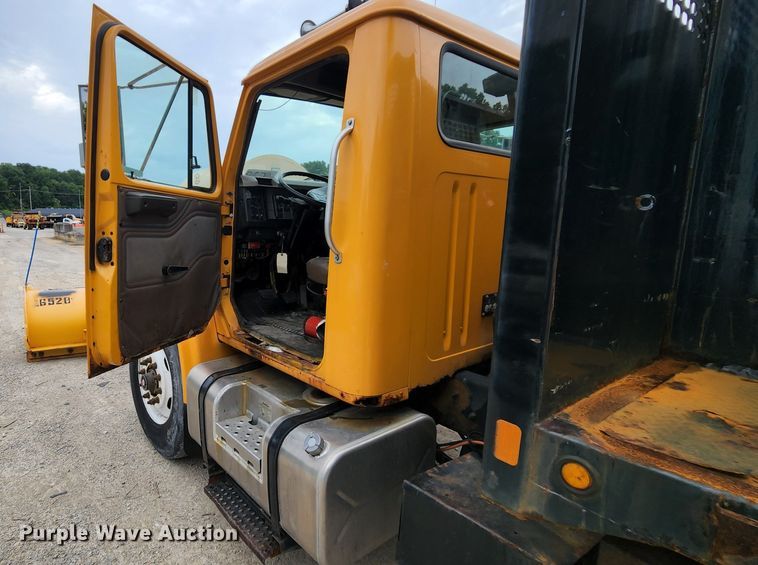 image for item JL9965 2002 International 4900  dump truck