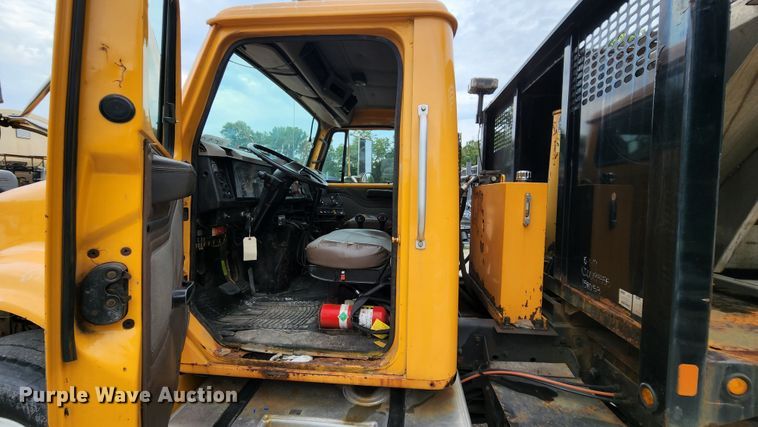 image for item JL9965 2002 International 4900  dump truck